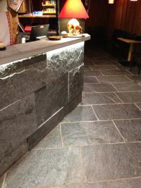 Pierre naturelle silver grey en revtement de bar